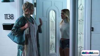 Blond kontakt med hennes stepsis gjennom et busty milf medium.De kysser og mediet er rimmed.De små puppene babe facesits med hennes barberte fitte